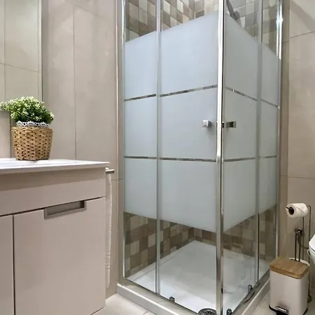 Modern In Center Apartment