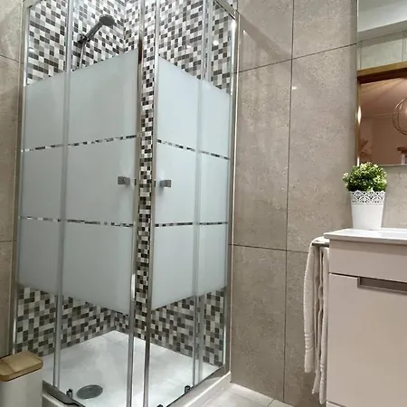 Modern In Center Apartment