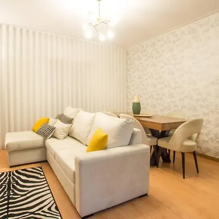 Modern In Center Apartment *